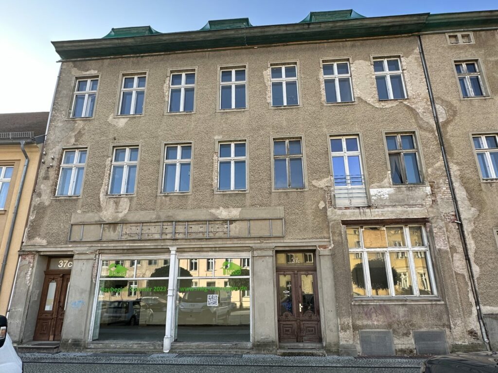 Fassade Altbau vor der Sanierung