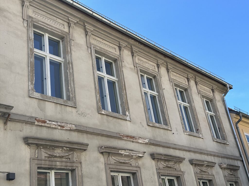 Altbaufasse vor der Sanierung in Neuruppin Bauring Hochbau GmbH